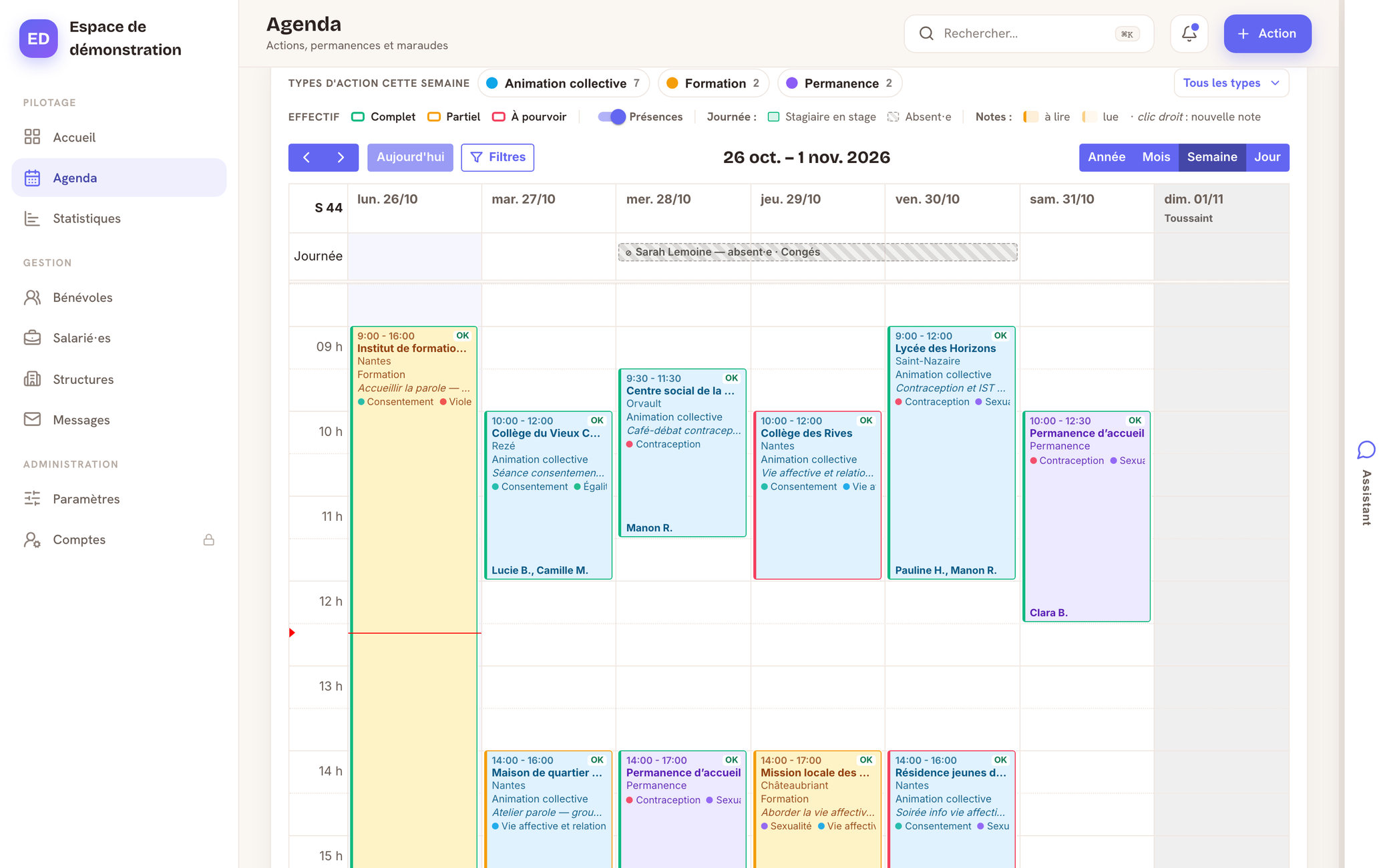 L’agenda à la semaine : des actions colorées par type, leur structure, leurs thématiques et leur équipe, et une absence dans la journée.