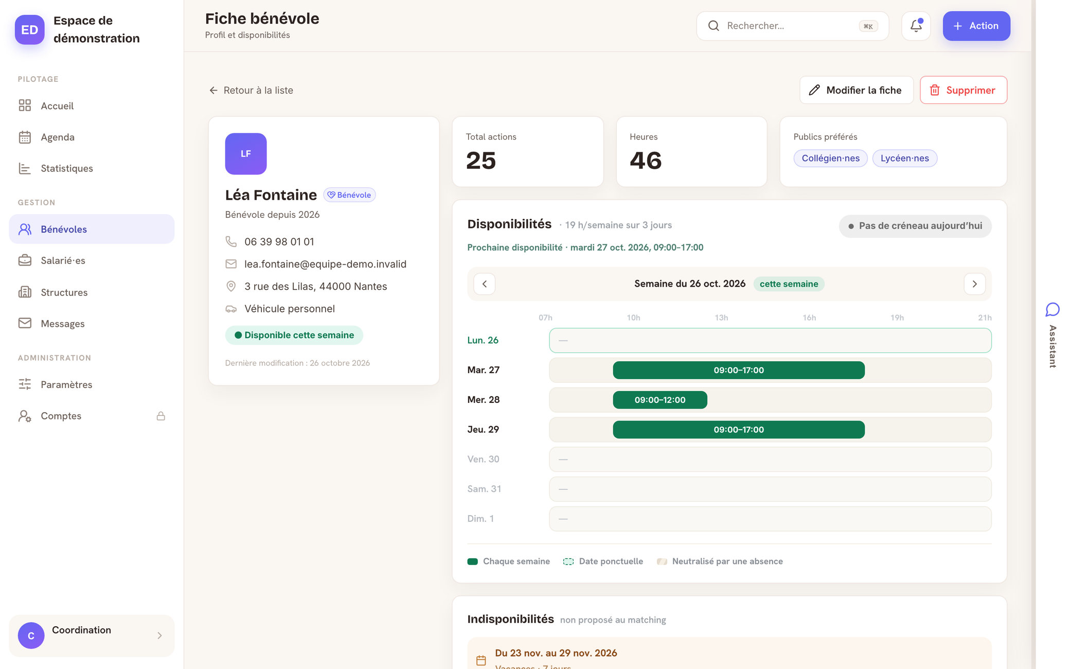 La fiche d’une bénévole : ses coordonnées, ses actions et ses heures, ses publics préférés et la grille de ses disponibilités de la semaine.